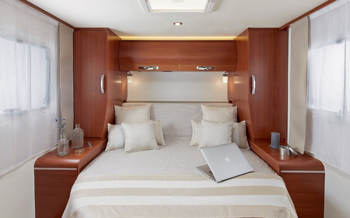 686F : Mittensäng XL: 150 x 194 cm<br/>Mittensängen är infällbar : frigör utrymme och ger svängrum runt sängen