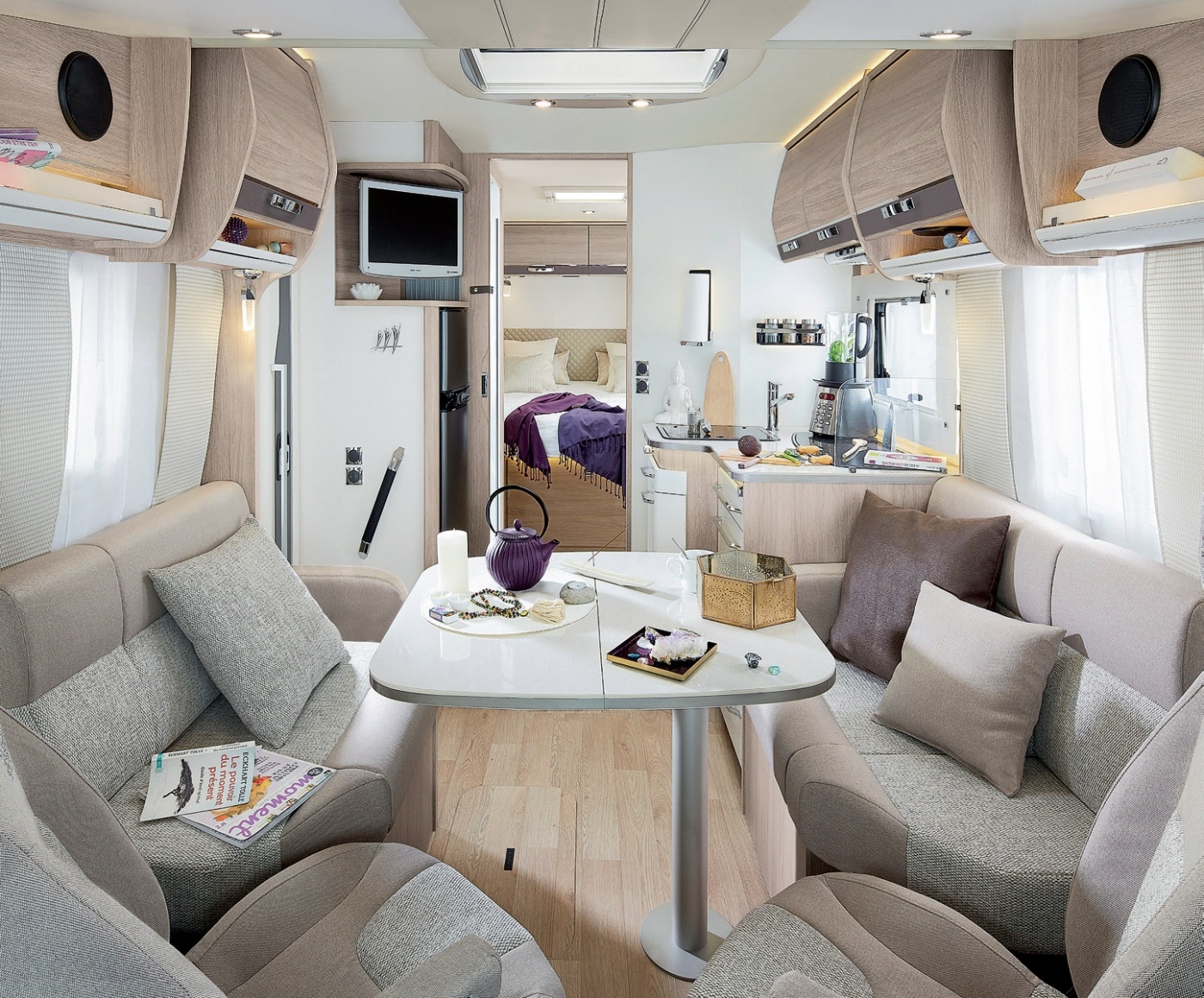 8086dF : Stort &ouml;ppet s&auml;llskapsrum med soffor mitt emot varandra